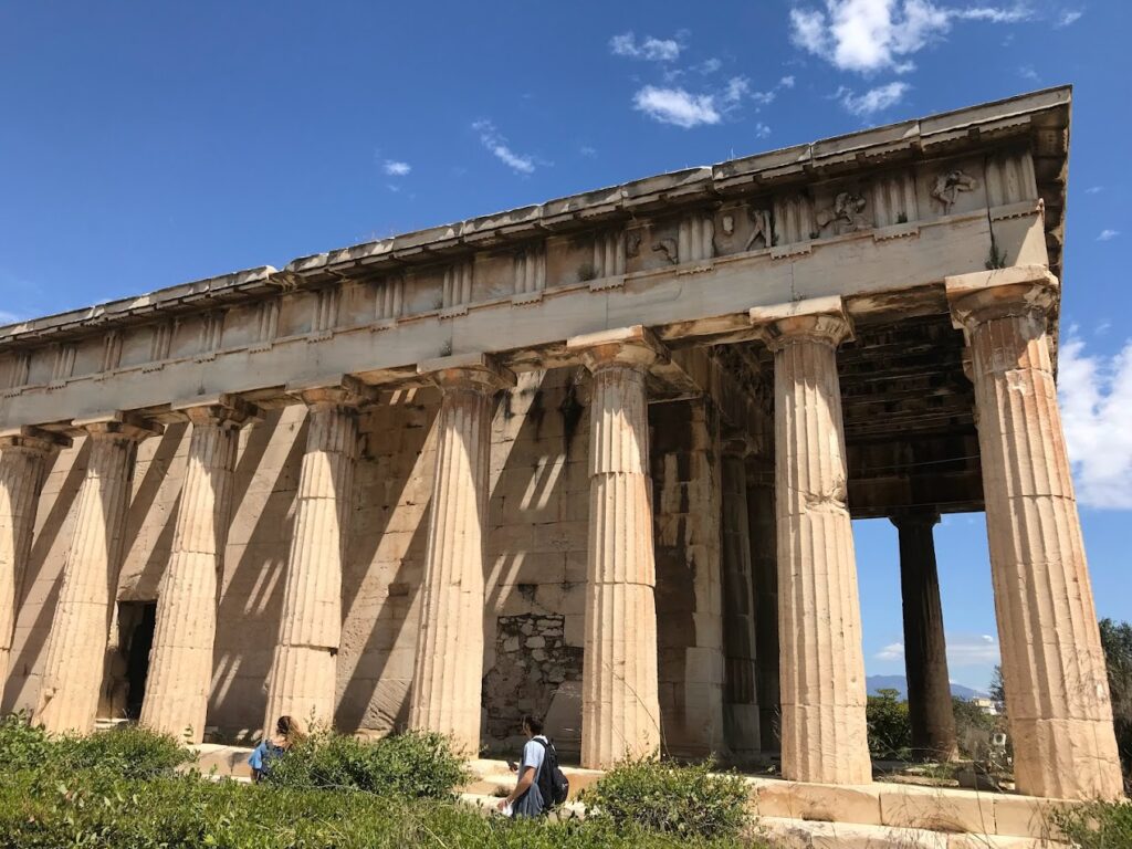 Athenas - Grécia. Temple de Hefésto em um dia claro de verão. 